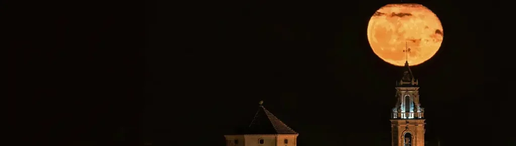 Sortida nocturna sobre torre Obra Social La Caixa. Sabadell